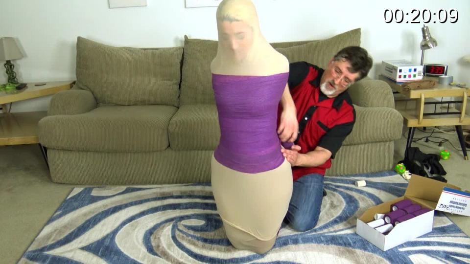 Constance - Nylon Encased Escort CAS 康斯坦斯作为一名护送人员有很多经验，她常常以不寻常的恋物癖来羞辱男人。当她的最新客户羞怯地解释说他有一种尼龙迷信时，对她来说似乎无害，她很高兴能帮助他实现梦想。与他调情并让他脸红，她脱下胸罩和内裤，为他穿上他最喜欢的尼龙袜。但这对他来说还不够！另一双从她的躯干上滑下来，她的手臂像软袖一样滑入其中。康斯坦斯正在享受着她们对皮肤的感觉，当他将另一双从她的脚上滑下来时，嘻嘻哈哈地抱着她的双腿。接下来，她的手臂放在她背后，另一对尼龙滑过它们，用尼龙套包住。当他展示一个巨大的尼龙身体长袜时，她开始变得不安。从她的脚开始，他在整个身体上工作，将它绑在她的头上，然后再将它重新放下！现在完全被包裹了，女孩开始用医用胶粘绷带包裹她的脸和身体时无助！意识到停止游戏为时已晚，她在尼龙监狱里无助，因为他哄着她并安顿下来享受她的斗争！<br>Constance has a lot of experience as an escort, and she's used to shy men with unusual fetishes. When her latest client bashfully explains he has a nylon fetish, it seems harmless enough to her, and she's delighted to help him make his fantasy come true. Flirting with him and making him blush, she strips down to bra and panties and puts on his favorite pair of nylons for him. But that's not enough for him! Another pair is slid down her torso, her arms slipping into them like soft sleeves. Constance is enjoying the way they feel on her skin, and giggle as he slips another pair up over her feet, encasing her legs. Next, her arms are placed behind her back and still another pair of nylons is slid over them, encasing them in a nylon sleeve. She begins to grow uneasy as he displays a giant nylon body stocking. Starting at her feet, he works it up and over her entire body, tying it off at her head before working it back down again! Now completely encased, the girl is helpless as he begins to wrap her face and body in medical adhesive bandage! Realizing it's too late to put a stop to the game, she helpless in her nylon prison as he hogties her and settles back to enjoy her gagged struggles!<br>购买地址：<span style='color:#b0b0b0;'>[隐藏文字，购买后可见]</span>