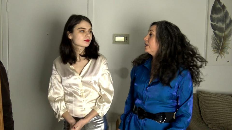 Mother and Daughter Detectives Captured! CAS 吉纳维芙和珍妮特，世界上唯一的亲生母亲和女儿侦探团队已经凶杀了几个月的邪恶罪犯！小心翼翼地掏出他的公寓后，他们在他不在的时候闯进去收集证据！对他们来说不幸的是，他一直在等待二人组，他们就是那些将要聚集的人！用一块特殊的睡眠精华液涂抹在一块抹布上，每一块都从后面抓起来，让抹布夹在漂亮的嘴上后无助！当每个人醒来时，他们发现自己被绑在一张桌子上，他们的嘴里充满了巨大的流口水诱惑球！他们闪亮的衬衫已被打开，以显示他们的胸部几乎从胸罩溢出，因为他们的胸部紧紧围绕！双腿交叉绑在一起，双手紧紧地绑在他们的膝盖上，无助的一对围着他们的噱头争吵，流口水顺着他们的下巴，滴在他们的胸部，因为他们试图指导对方如何逃避他们的困境！当他们呻吟和流口水时，他们闪亮的迪斯科裤子在绳索上摩擦着，与时俱进，希望在恶棍回来之前解脱自己！最后，吉纳维芙设法解开自己并匆匆离开，让她的女儿仍然绑在桌子上！她停下来解释她会发送帮助，但当恶棍回来并再次制服她时，这个计划就会崩溃！这对将会变成什么？<br><br>Genevieve and Jeanette, the world's ONLY biological mother and daughter detective team have been hot on the trail of a nefarious criminal for months! After carefully staking out his apartment, they've broken in while he was away in order to gather evidence! Unfortunately for them, he's been laying in wait for the duo, and they're the ones who are going to be gathered! Subdued with a special sleepy serum applied to a rag, each is grabbed from behind and render helpless after having the rag clamped over their pretty mouths!! When each awakes, they find themselves bound to a table, their mouths filled with huge drool-inducing ball gags! Their shiny blouses have been opened to reveal their boobs nearly spilling out of their bras due to the tight ropes encircling their chests! Legs crossed and bound together and hands tied tightly in their laps, the helpless pair argue around their gags, drool pouring down their chins and dripping all over their boobs as they try to instruct each other in how to escape their plight! Their shiny disco pants rub against the ropes as they moan and drool, working against time hoping to free themselves before the villain returns! Finally, Genevieve manages to untie herself and rushes off, leaving her daughter still bound to the table! She pauses to explain she'll send help, but that plan falls apart when the villain returns and subdues her again! What will become of the pair??<br>购买地址：<span style='color:#b0b0b0;'>[隐藏文字，购买后可见]</span>
