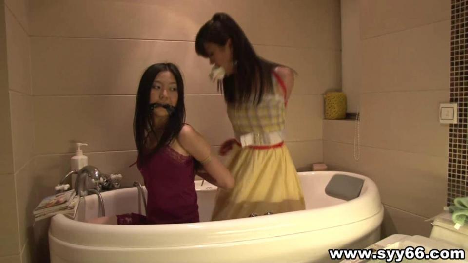 神艺缘DV003 游戏人生下集（剧情片） 片名：游戏人生下集<br>出品方：神艺缘摄影制作中心<br>模特：甜甜 菲菲 思卉<br>内容简介：神艺缘精品 女女捆绑堵嘴 小姨子来姐姐家串门 夜里发现姐姐和保姆在玩捆绑游戏 也被捆绑玩弄了 小姨子穿了漂亮衣服被姐姐和保姆捆绑在家 姐夫出差回来了 姐姐绑的不能松绑  给你松绑你得让我绑一次 三个女人都绑了 尽享齐人之福
