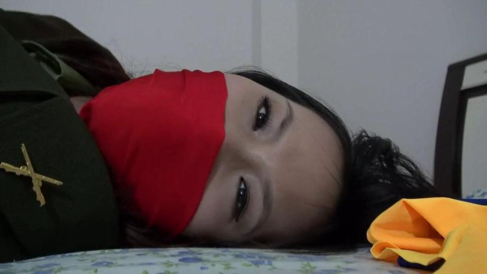 定拍 灵儿和莎莎 下集 片名：定拍 灵儿和莎莎 下集<br>出品方：武汉唯美之家<br>模特：灵儿 莎莎<br>内容简介：女女堵嘴蒙面大片 上集内容：莎莎在看绳艺小说 被灵儿发现恼羞成怒捆绑堵嘴蒙面灵儿 七彩丝巾蒙面 下集内容：灵儿挣脱束缚迷昏莎莎 堵嘴蒙面<br>关注我的视频：https://www.syxml.com/video_list.php?uid=880212