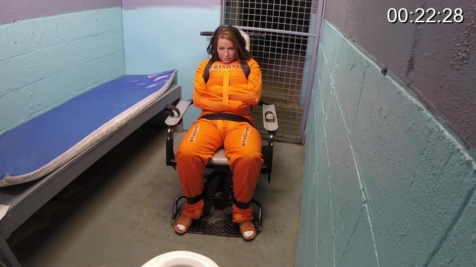 JJ Plush arrested and put in chair  part#3 In part 3 JJ is cuffed behind the back in the holding cell waiting for court.  A guard comes and gets her and lets her change into court clothes before putting her in high security restraints for transport.  After changing and being cuffed she is put back into the holding cell.<br><span style='color:#b0b0b0;'>[隐藏文字，购买后可见]</span>