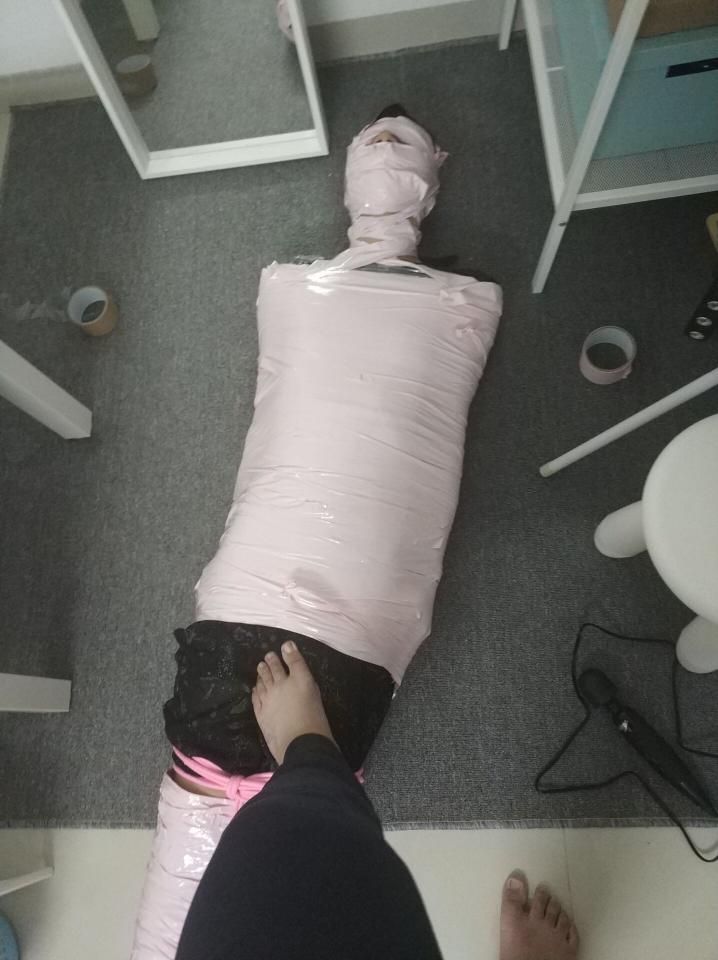 第一次约伪娘玩（下）全包木乃伊湿巾挠痒痒  