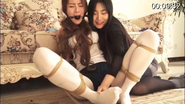 逍遥定制 甜蜜暴击02 刚刚还在玩弄美女，现在自己也惨遭别人玩弄。 逍遥定制 甜蜜暴击02 刚刚还在玩弄美女，现在自己也惨遭别人玩弄。<br>过了不知多长时间，韩毅醒了，发现自己还被绑着，但隐约中听到了吴晗的声音，于是，韩毅假装睡觉，听他们的对话。<br>吴晗说：王哥，实在是太感谢您了，一会您还得把我继续绑上。一会这个小可爱就醒了。<br>王哥:那没问题，咱们交情这么深。一定把你绑的结结实实，。<br>吴晗：讨厌你，王哥<br>王哥，话说，你接下来怎么办。<br>吴晗：走一步算一步吧，谁知道接下来怎么样呀。我是真喜欢她，一定要把他得到手<br>王哥：那祝你好运。<br>韩毅听到这，不淡定了，开始挣扎以表示抗议，嘴里发出呜呜呜的声音，希望吴晗能够松开他的嘴。<br>吴晗先是一惊，然后偷偷一笑，说到，竟然你已经知道了，那你是怎么个意思，同意和我在一起吗？<br>韩毅拼命地摇头。<br>吴晗看到，苦笑一下，说到，那你就好好陪我玩会吧。韩毅发出呜呜呜的声音表示抗议。<br>吴晗的手指在韩毅的身上扫了一圈，说到，你这身衣服也太难看了吧，我得给你换一身。<br>吴晗对王哥说，剩下的我自己的可以解决，您先走吧，对了，你得把那个密钥给我。我怕一个人制服不了他。<br>于是男人离开，吴晗拿出迷药把韩毅迷晕，说到，现在你就是我的了。<br>吴晗给韩毅换上了学生装，穿上了白丝袜。吴晗自己换上黑色丝袜），黑色的短裙子。<br><br><br>吴晗先是用脚在韩毅身上滑动，然后用有抚摸韩毅的丝袜美腿。不一会，韩毅醒了，便发出了呜呜呜的声音表示抗议，这声音让吴晗更加激动，继续挑逗着韩毅，挠韩毅的脚心，韩毅也继续表达地抗议。<br>不一会，门响了，吴晗对韩毅说，别说话，韩毅也是很识趣的没有发出声音，然后吴晗便去开门。开门一看，是王哥。<br>吴晗对王哥说，王哥，你怎么又回来了。<br>王哥说，我特地回来告诉一声，迷药别用太多，要不会有生命危险，吴晗也是吓了一跳，连忙说，王哥，您快进来看看，我的好姐妹他没事吧，王哥进来之后，看了一眼韩毅，说到，他应该没事，但以后必须得按量服用，说着王哥就要走。吴晗刚想送送王哥，王哥从口袋里拿出迷药，迅速迷晕了吴晗，韩毅看到这一幕也呜呜呜地叫了出来。王哥拿出迷药也迅速迷<br>晕了韩毅。<br>吴晗醒来，发现自己和韩毅被绑在了一起，嘴也被一层一层的胶带蒙住，双手被胶带缠上，<br><br>王哥就在旁边，吴晗呜呜呜地叫了出来。他们先挣扎一段时间。过了一会，王哥听见了，便凑了过来说，我本来不想打你的主意的，但是，你的闺蜜实在太好看了，我也忍不住了。说着，手摸了摸韩毅的大腿，顺便挠了挠韩毅的脚心。吴晗呜呜呜地叫，老王走到吴晗身边，拍了拍吴晗的屁股，说到，不要吃醋，我也回宠幸你的。说着摸了摸吴晗的腿，挠了挠脚心。<br><br>老王接着说：所以只能顺便把你给绑了。说着，男人抱起韩毅，扔掉了床上。男人说到，今天我就当着你的面，[手动滑稽]了你的梦中情人。吴晗和韩毅都发出了呜呜呜的声音。男人冲向了床上了。<br>很快，男人结束了，拿出绳子把韩毅大字地捆绑在床上，便走向了吴晗，男人说到，我也来玩玩你吧，说着，男人看着吴晗的丝袜，开始抚摸吴晗的丝袜美脚。韩毅自己在床上委屈地流泪。