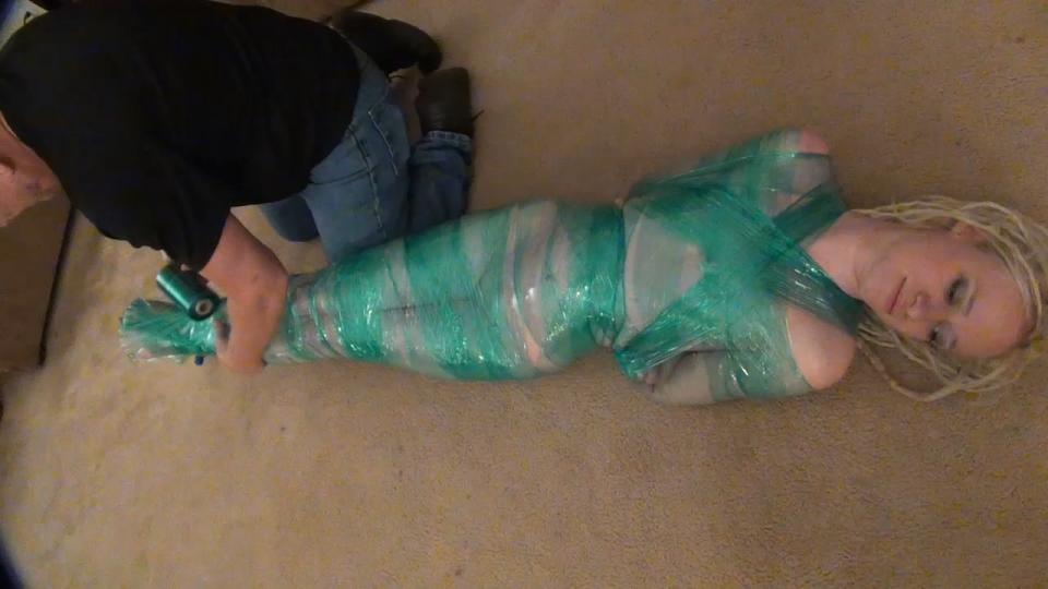 Chloe Green Plastic Wrap Hogtie Lew Rubens站视频Chloe Green Plastic Wrap Hogtie<br><br>模特Chloe被S用胶带束缚<br><br><span style='color:#b0b0b0;'>[隐藏文字，购买后可见]</span>