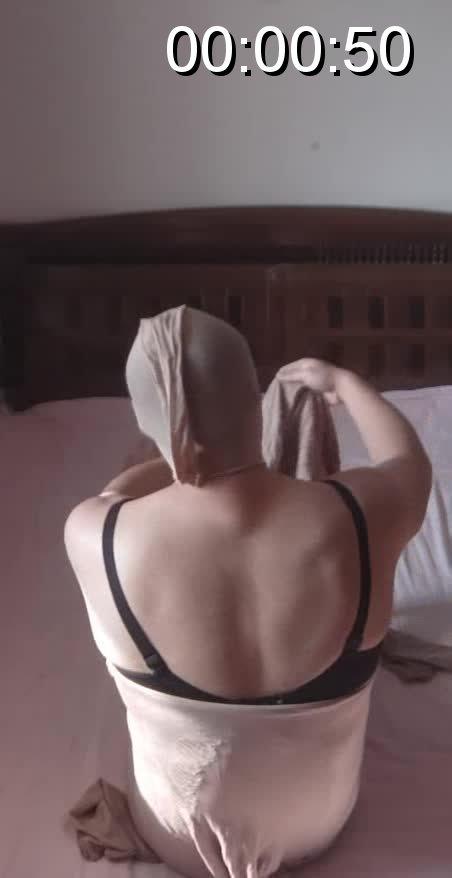 丝袜全包！困在里面差点没出来，同好也玩一下 两条丝袜全包，这个拍的比较详细。同好挑战一下。