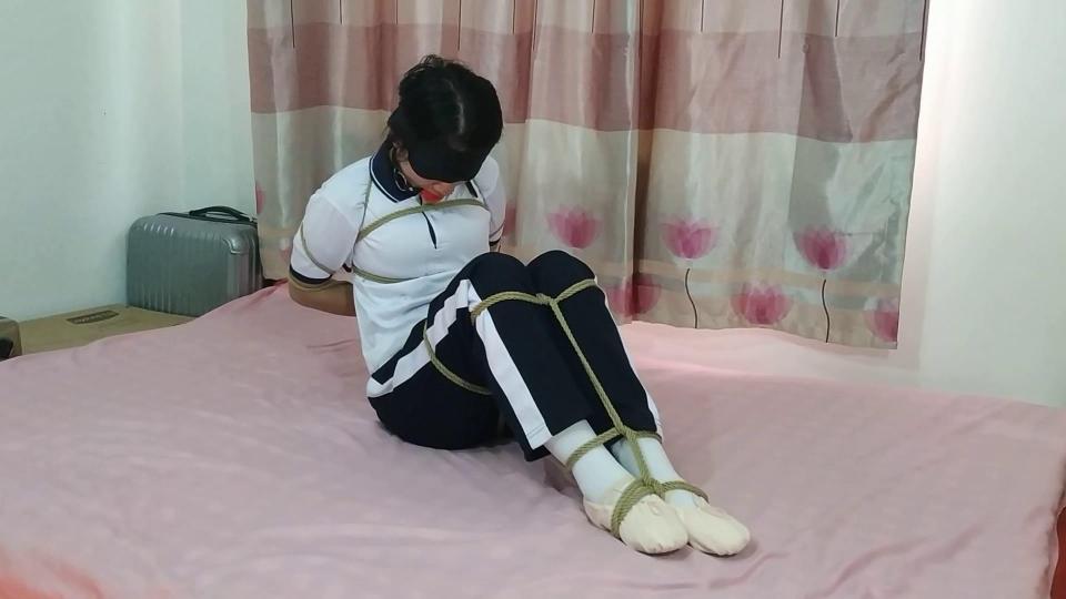 【Monkey出品】【舞蹈少女】【妹纸冬天穿短袖校服冻得直哆嗦】【舞蹈鞋白丝】  