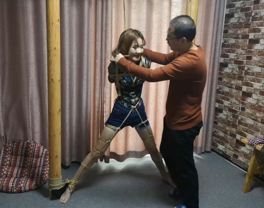 媛媛 嫩嫩小学妹  柱子之间的折磨 随心原创 媛媛 口球   勒嘴  拇指绑 口水  长时间吊在柱子上 脚尖掂地的煎熬