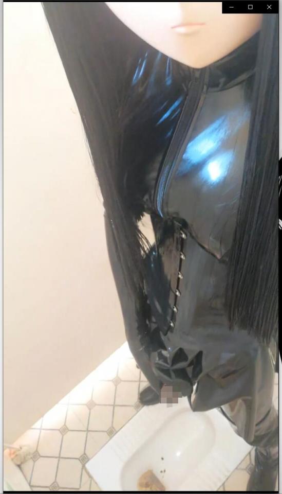 [Kiger_UCM] Outdoor In Latex Suit ©Kiger_UCM<br><br>Summary:<br><br>I was attending tons of anime expos these days, so the uploads have slowed down a little bit. This time I did not bring the vibrator with me, so I have to use my hand. I had some pocket vibrators just arrived recently, but the sound of it is actually pretty loud, just avoid some inconvenient, after considering it for a bit, I did not bring it with my either. Anyway, hopefully you will enjoy this outdoor video with my latex suit.