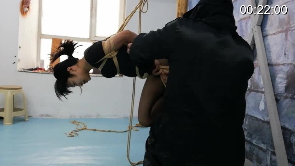 HD飞天原创：模特云儿的高难度吊缚 从事三年绳艺之崖的美女模特云儿，从没有尝试过吊缚，这一次专程从外地来到本工作室从事各种吊缚体验，一开始担心害怕，提心吊担地完成了第一次吊缚，竞然从担心被吊不起来顺利完成了第一吊，一下子从担心变成放心、开心，紧接着完成了第二吊、第三吊……实现了自己三年被吊缚的绳艺梦想。<br><br>          云儿的吊缚视频己整理完毕，将陆续与大家见面，它又是一门教学课程，视频详细介绍了绳子的捆绑过程，如有不懂者，可咨询本人，同时本作室将努力填补国内绳艺吊缚之空白，努力打造国内高端绳艺，请同好们给予支持和关注。<br>         因拍摄紧张，有不当之处敬请谅解。本工作室常年招聘模特，并接受定拍和约拍。 联系QQ 272728243  坐标：邯郸神之缚工作室