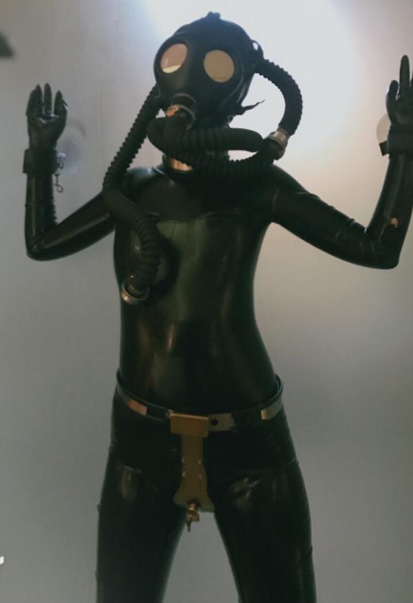 【047】胶衣女仆贞操带重装调教篇！加长时间不加价！特惠篇 介绍：第一阶段穿胶衣全过程，之后锁上贞操带之前加入[不可描述]，（透漏漏一点jori还是处于姨妈期间）。。。。<br>      第二阶段就是强制固定在玻璃板上[手动滑稽] [不可描述]挑逗，由于头套加上防毒面具加上颈套，jori的呼吸变得格外困难，多次想摘掉头套和面具被强行制止。<br>      第三阶段 让jori双手举着负压呼吸瓶，防毒面具本来就严重阻碍了jori的氧气空间，再加上负压呼吸平，呼吸瓶里加入了大量的水，呼吸变得格外困难，中途中jori多次求救，都已鞭打而告终，可谓是很惨的一次了，鞭打也是很用力的！！由于太久没出视频，这次以优惠价格给到大家！