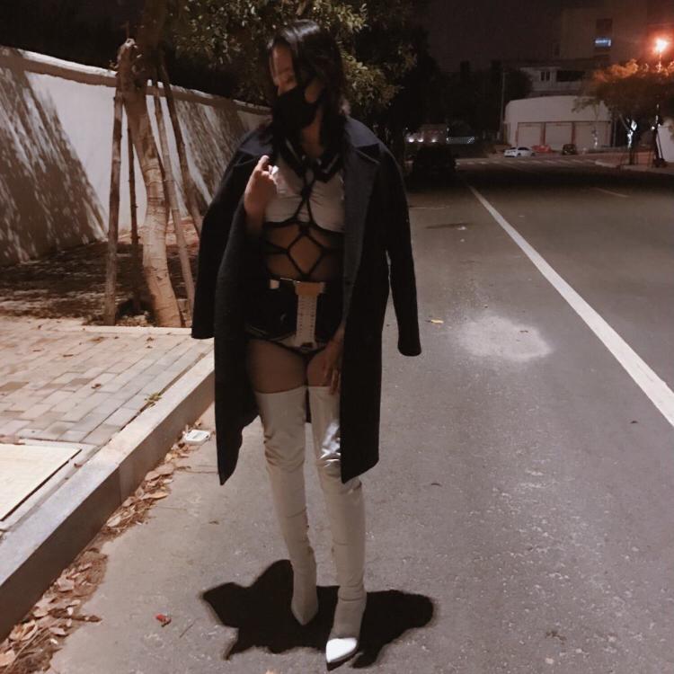 【048】——制服少女白丝长靴+龟甲束+贞操带[手动滑稽]外出暴露！超刺激！ 介绍：第一部分是 jori自己穿上学生制服，性感白丝以及过膝长靴，锁上贞操带！由于栓比较大穿戴贞操带中jori多次想拒绝，还是强行塞入并且锁上<br>      第二部分是在车里进行展示，在拍摄贞操带的时候被路边过往的摩托车司机看到，可谓羞辱感爆棚！、<br>      第三阶段也是最精彩的部分，直接带着jori走到户外，由于栓塞在[手动滑稽]jori每一次走路都显得特别艰难，每走一段路都要想要蹲下来，最后甚至把大衣脱掉，龟甲束以及贞操带很清晰的暴露出来，这还远远不够，拿出[手动滑稽]就是一番挑逗，整个过程花费了2个小时，贞操带钥匙忘拿了，jori被强行锁了3个小时左右（这个视频是跟047一天拍摄的，jori还处于姨妈期间）后果就不用我说了。。回去赶紧洗贞操带。。。。  <br>     很珍贵的户外视频，本周五晚24:00之前会上架。。。不容错过
