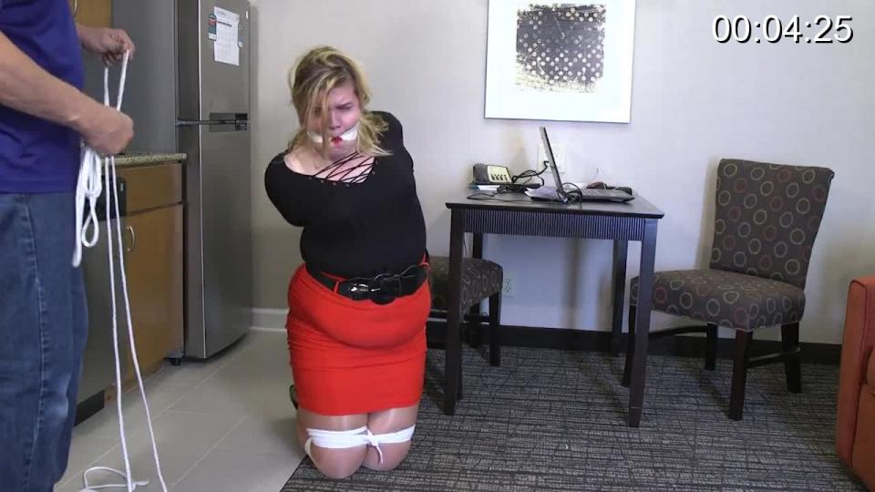 BBW10-Home invaded-He didn't expect her to get so turned on when he tied her up. When he broke into Pearl's place he expected her to be like all the others. Scared out of her mind. But after a short while, he could tell she was different. Her breathing and body movements were very unusual. Then when he touched her, her moans told him that she was very turned on. He grabbed her by the neck and tried to get a reaction that told him she was scared. But this only made her more turned on. Then he gagged her and the moans made it clear. This was very sexual for Pearl. As he added more and more rope Pearl knew what was happening. She was going into sub space and soon she would be cumming in her panties. When the man hogtied her, she hardly even noticed he was there. All that mattered was the rope and the gag. But she also knew that soon she was going to need some kind of release other than a bound orgasm. She tried to beg to man through the gag to do what she really wanted. Her efforts paid off when the man asked her, "Do you really want me to fuck you!"<br><br><span style='color:#b0b0b0;'>[隐藏文字，购买后可见]</span>
