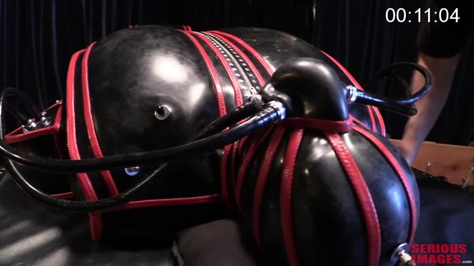 Heavy Rubber Show And Tell-Part4of5-R841 重橡胶是极度迷信和后天的味道。 这是不寻常的，可能是非常奇怪的，这是它的吸引力的一部分。 就个人而言，我喜欢奇怪的方面，知道我在里面，而且这通常是不可避免的。 我也喜欢茧的感觉，就像我受到外界保护。<br>除了我们所看到的所有橡胶外，Onyx向我们展示了他用来混合自己的硅油润滑剂的大型液体硅胶容器。 我们讨论混合比例以及在哪里购买硅树脂。 这些是您通常听不到的行业机密。<br>Heavy rubber is an extreme fetish and an acquired taste. It's unusual and can be quite bizarre, which is part of it's attraction. Personally, I like the bizarre aspect, and knowing that I'm inside, and that it's usually inescapable. I also like the cocooning feeling, like I'm protected from the outside world.<br>In addition to all the rubber we looked at, Onyx showed us the large containers of liquid silicone that he uses to mix his own silicone lube. We discuss the mixing ratios and where to buy the silicone. These are the industry secrets that you don't normally hear. <br><span style='color:#b0b0b0;'>[隐藏文字，购买后可见]</span>