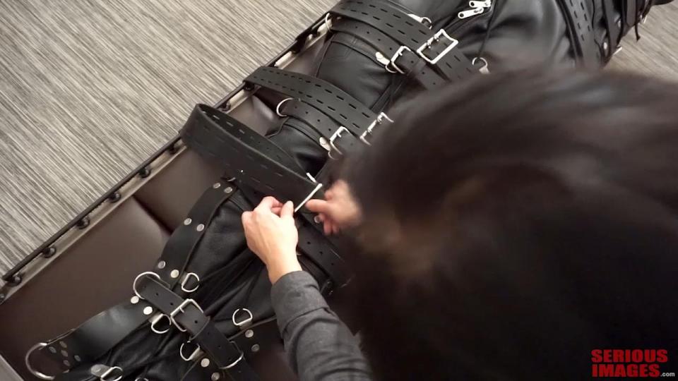 New York New York-Part1of2-R759 该视频重点介绍了与经验丰富的女主人一起享受束缚的愉快程度。<br>这个视频的特色是Elise Graves，他正在使用纽约市特洛伊奥尔良的工作室和装备。正如您将看到的，这是一个干净而温馨的游乐空间，配备独特的悬挂框架。<br>在这个场景中，Elise系带并将她的客户绑在Fetters睡眠和罩子上。一旦他被固定在有衬垫的平台上，Elise将他从地板上抬起到一个舒适的高度，然后对她那可怜的对象施加一些乳头折磨。注意这个场景的进展缓慢程度。什么都没有匆忙。这是Elise和她的客户对会话的丰富和满意程度的一个例子。<br>This video features Elise Graves who is using the studio and gear of Troy Orleans in New York City. As you will see, this is a clean and inviting play space which is equipped with a unique suspension frame. <br>In this scene Elise laces and straps her client into a Fetters sleepsack and hood. Once he is secured to a padded platform, Elise hoists him off the floor to a comfortable height, then applies some nipple torment to her poor subject. Notice how slowly this scene progresses. Nothing is rushed. This is an example of how rich and satisfying a session can be for both Elise and her client. <br><span style='color:#b0b0b0;'>[隐藏文字，购买后可见]</span>