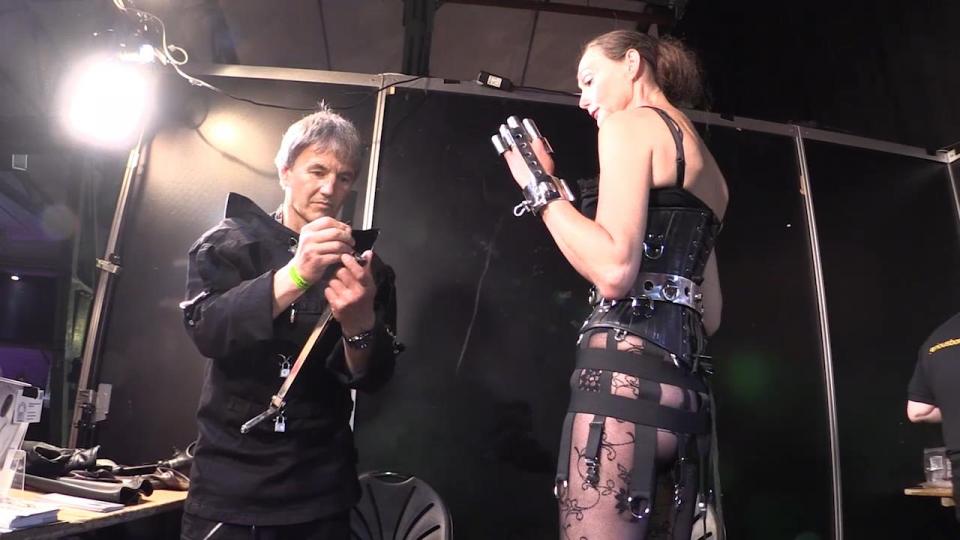 Boundcon2016-Day2-Part3of3-R663 星期六第2天 - BoundCon束缚会议每年5月在德国慕尼黑举行。 SeriousBondage Institute于2016年初参加了此次活动，其中包括来自苏格兰，英国，美国，澳大利亚和荷兰等20多个国家的朋友。<br>Boundcon的组织者给了我们一个展位，这样我们就可以进行束缚示范并招待与会者。我们不仅为与会者提供娱乐，还为我们提供了娱乐。我们带来了一些束缚装备，但我认为最大的打击是我们做的两个玻璃纤维铸件。一个是全身小狗演员，我们在车上围绕大会滚动，第二个演员是我们展位桌子上的全身木乃伊。这两种铸件都引起了很多关注。我希望我们能继续保持下去。<br>SATURDAY DAY 2 - The BoundCon bondage convention happens each year, in May, in Munich Germany. The SeriousBondage Institute attended the event in the early part of 2016 with a group of 20 or so friends from various countries like Scotland, UK, USA, Australia and the Netherlands.<br>The organizer of Boundcon gave us a booth so we could do bondage demonstrations and entertain the attendees. Not only did we entertain the attendees, but we entertained ourselves as well. We brought some bondage gear with us, but I think the biggest hit was the two fiberglass castings we did. One was a full-body doggie cast which we rolled around the convention on a cart, and the second cast was a full-body mummy on the table in our booth. Both of these castings attracted a lot of attention. I hope we earned out keep.<br><span style='color:#b0b0b0;'>[隐藏文字，购买后可见]</span><br>