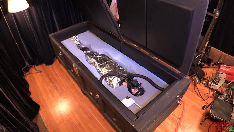 Mercy West-Mummy Encasement-R622 这是一个很酷的视频，包括我们的朋友Mercy West和我们的新隔离盒。 我们决定尝试定制泡沫切口，完美匹配Mercy的身体轮廓。 一旦她的轮廓被泡沫切割，MummyEd将Mercy包裹在托盘包装和金属胶带中，创造出一种不可避免的木乃伊茧。 然后我们将她放入泡沫中，在她的身体周围形成了完美的包裹。 通过添加带调节流量的防毒面具和音频监视器，Mercy已准备好进行更长时间的隔离体验！ 特别感谢Mercy成为我们木乃伊包装测试的参与者。<br>This is a cool video featuring our friend Mercy West and our new isolation box. We decided to experiment with custom foam cutouts that perfectly match Mercy's body outline. Once her outline was cut in the foam, MummyEd wrapped Mercy in pallet wrap and metal tape to create an inescapable mummification cocoon. We then lowered her into the foam which created a perfect encasement around her body. With the addition of a gas mask with regulated flow and an audio monitor, Mercy was ready for a an extended experience of isolation! A special thanks to Mercy for being a willing participant in our mummy encasement test. <br><span style='color:#b0b0b0;'>[隐藏文字，购买后可见]</span>