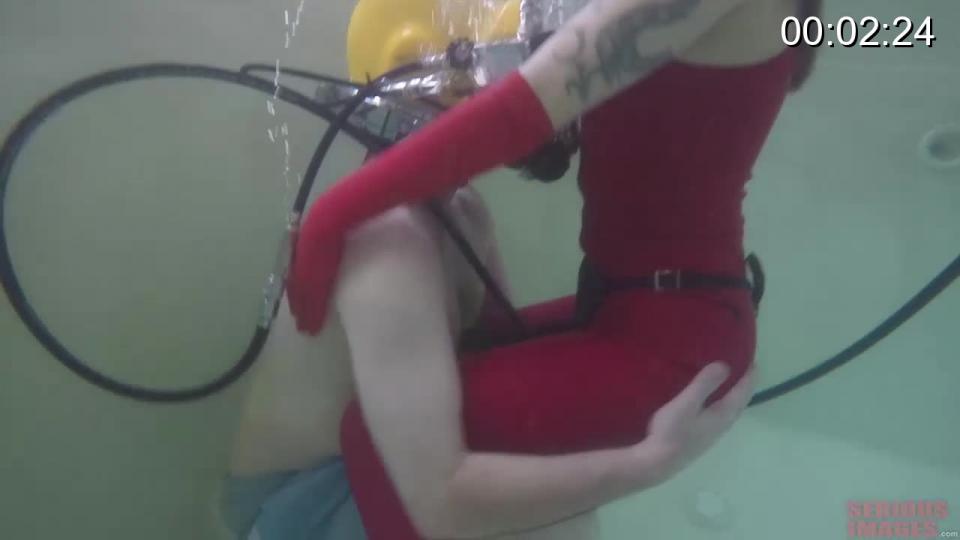 RubberPoolParty-Part2of3-R608 对于那些可能不熟悉在游泳池里穿橡胶的人，让我告诉你，这是一次非常有趣的体验。无论是紧身还是宽松，橡胶的一个吸引人之处在于橡胶对皮肤的色情和不寻常的感觉。当你在水中时，感觉会以某种方式被改变和放大。你会越来越意识到自己处于保护层内，一旦水渗入你的西装和手套内，你就会有另外一种在封闭袋内晃动的体验。此外，乳胶橡胶提供的不同于穿着普通的氯丁橡胶SCUBA潜水服。我第一次在游泳池里穿乳胶橡胶的经历是几年前下雨时。我深夜在一个加热的酒店游泳池里，雨水倾泻在我的乳胶头上，我在池边晃来晃去，这真是太棒了！<br>所以，2015年我被一些英国朋友邀请参加英国曼彻斯特的橡皮池派对。我们都出现了我们的橡胶装备，并在水中徘徊了几天。第一天开始有点慢，因为我在那里用我的摄像机和我的助手Petgirl Kako有她的水下GoPro相机。最终得到了热身，所有人都度过了愉快的时光。<br>For those who may not be familiar to wearing rubber in a swimming pool, let me tell you that it's a really fun experience. Be it tight or loose, one of the attractions to rubber is the erotic and unusual feel of the rubber against your skin. When you are in water the feeling is somehow altered and amplified. You become more aware of being inside of a protective layer, and once the water seeps inside of your suit and gloves you are provided with yet another experience of sloshing around inside of an enclosed bag. Additionally, latex rubber provides a different experience than wearing a common neoprene SCUBA wetsuit. My first experience of wearing latex rubber in a pool was years ago when it was raining. I was in a heated hotel pool late at night and the rain was pouring down on my latex covered head and I was warm in the pool sloshing around and it was totally great!<br>So, in 2015 I was invited by some of my UK friends to a rubber pool party in Manchester England. We all showed up with our rubber gear and had a wonderful couple of days of sloshing around in-and-under the water. The first day started a bit slow because I was there with my video camera and my assistant Petgirl Kako had her underwater GoPro camera. Eventually got warmed up and a good time was had by all.<br><span style='color:#b0b0b0;'>[隐藏文字，购买后可见]</span><br>