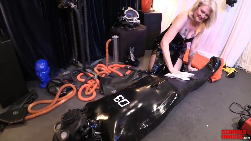 Rubber Bag Romp 我们的Rubber Romp的下半部分处于转机状态。 我们的橡胶袋装gimp的问题是他的阴茎上有太多层。 如此接近，但到目前为止是他的交易，但我们的驼背可爱是自由暨她的心脏内容。 一个非常热门的动作视频。 特别感谢女主人Kalliope和她的游戏合作伙伴与我们分享他们的激情。<br>The second half of our Rubber Romp was a turnaround in position. The problem for our rubber bagged gimp was that there were too many layers on his cock. So close but yet so far was his deal, but our humping lovely was free to cum to her hearts content. A very hot action video. A special thanks to Mistress Kalliope and her play partner for sharing their passions with us.<br><span style='color:#b0b0b0;'>[隐藏文字，购买后可见]</span>