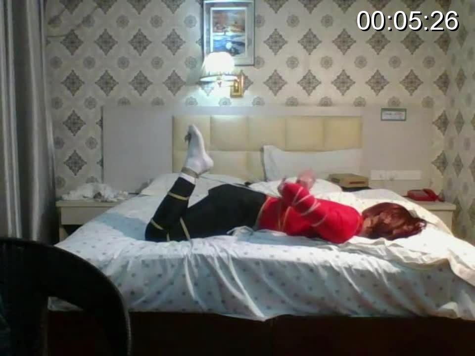 【伪娘】一次即兴的自缚 第一次尝试发视频，红黑色的体操服，龟甲五花驷马，绑得不是很好，脚趾头绑得太紧，手部的自缚也不够紧，所以很快就解开了，视频的声音截取了西方模特cali被堵嘴后的声音。<br>视频时间很短，就小收1币，大家喜欢的话可以支持一下，介意伪娘的话就当路过啦，反应还可以的话之后还会上传更多时间久、花样多的自缚或者捆绑。<br>祝大家新年快乐啦~~<br>