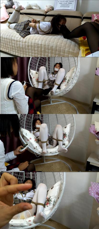 【旋律与闺蜜7】闺蜜情深（黑丝、白丝、JK服、四马M开脚、挠脚心、电击、丝足踩碾、怼出久违的妹汁） 旋律偷着找男朋友的事被安琪发现，然后安琪在水里下了迷药。。<br>旋律醒的时候发现已经被四马绑好，安琪开始挠脚心，挠了会感觉不过瘾，又用丝足夹住旋律的鼻子不让旋律呼吸。<br>虐了一会 又把旋律M开脚放在吊蓝上，开始无情的电击，随后又用丝足摩擦、踩踏旋律的下面。。。最后拿出AV棒对准旋律的下面就开始不停的怼。。直至妹汁四溢才罢手。<br>另有原味丝袜出售，产量不高，预购从速哈~~<br><br>诚招哈市绳模，咨询、定拍QQ：3516138223 （只接受健康定拍，不约拍！）<br>注意：百度盘为了防止被和谐所以压缩成RAR的。观众请下载后解压。<br>本人更多精彩视频地址：https://www.smlin8.com/video_list.php?uid=900521<br>