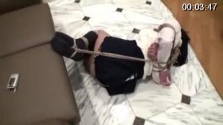 緊縛実験シリーズ Report No.4 緊縛実験出版作品，内容是训练妹子在各种拘束下并且塞入跳蛋后的活动能力，驷马紧缚挣扎呻吟，调整跳弹强度在震动刺激下看妹子的承受能力，并且让妹子挑战自己解开绳子逃出<br>片名：緊縛実験シリーズ Report No.4<br>片长：26:23