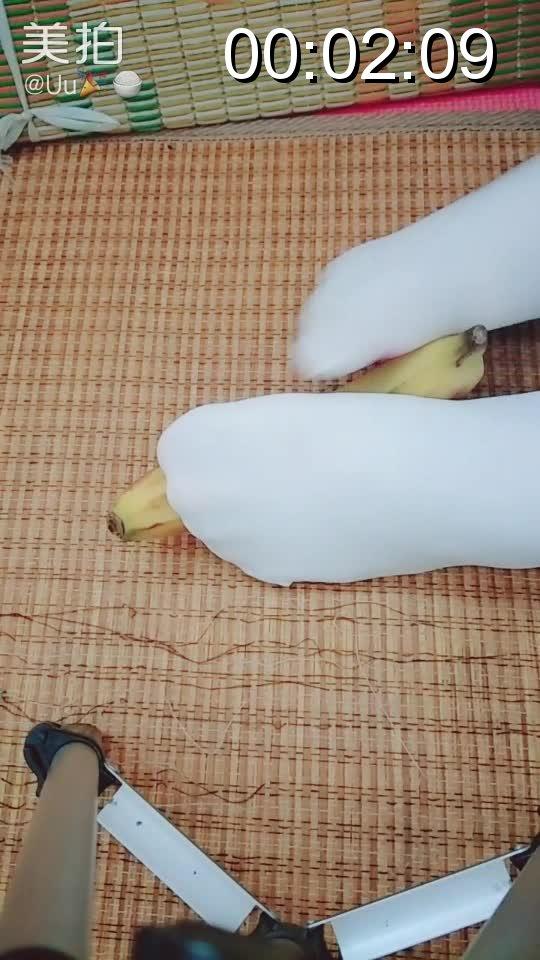 【伪娘鱼仔】白丝足玩弄香蕉 第二个视频了，前几天拍视频的时候冷死我了。<br><br>定拍可以私信 扣扣QWQ