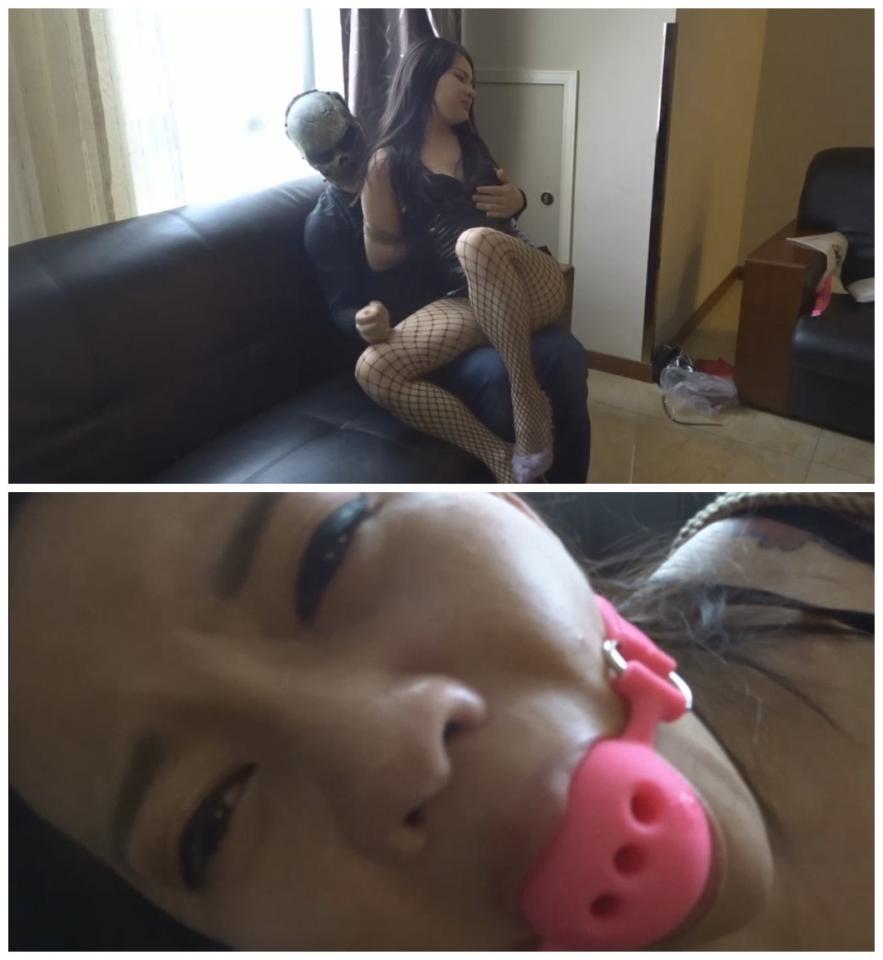 DJ   无助 两月没玩了 难免有些生疏 但是激情随之增加 实在难为DJ了 刚好冲到我的枪口上 不得不说DJ真的是个好模特 很配合 虽然大部分时间是无奈的接受 甚至委屈的流下眼泪 超大号口球甚至撑爆了她的小嘴了 不错是我要的感觉 <br><br>两月没玩了 难免有些生疏 但是激情随之增加 实在难为DJ了 刚好冲到我的枪口上 不得不说DJ真的是个好模特 很配合 虽然大部分时间是无奈的接受 甚至委屈的流下眼泪 超大号口球甚至撑爆了她的小嘴了 不错是我要的感觉 <br>版权所有 骷髅王925107038