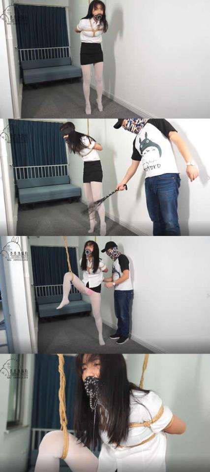 【多多洛绳艺摄影】白丝妹子吊缚哀求哭泣 【多多洛绳艺摄影】<br>QQ：1095311255<br>多多洛原创出品。本次捆绑主要是后高手缚和单脚吊缚。工具用到扩口器，皮鞭，走绳，滚针，体验边抽打边拉扯的乐趣。被吊缚的妹子哭泣着哀求不断。<br>模特：雨儿<br>视频分辨率：720p<br>注：网盘为1080P高清版