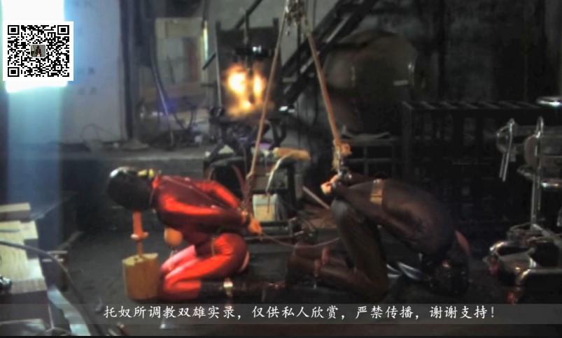 调教双雄 禅狱工作室原创作品，调教夫妻奴，镣铐、头套，乳夹，幸福、凄楚，无助中享受着各自的快乐，真实场景纪实拍摄，属于慢热欣赏型片子，不适合找刺激的观看
