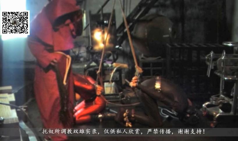 调教双雄2 禅狱工作室原创作品，调教夫妻奴，镣铐、头套，乳夹，幸福、凄楚，无助中享受着各自的快乐，鞭打惩罚，鞭声清脆刺激，真实回味！