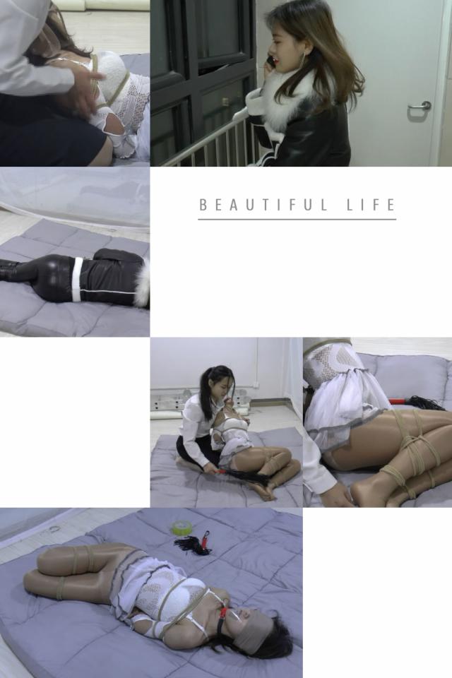 美束映画精品  报复01  一个美女调教另一个美女 场景一：室内<br>黄静茹：你离开他，要不然有你好看的。<br>文雅：放屁，就凭你，也不看看自己几斤几两。<br>黄静茹：那你等着！小样，弄不死你。<br>说着黄静茹挂掉了电话。拿着手机思考了几秒钟。拿出手机，又打了个电话<br>黄静茹：王哥，得麻烦您一个事，有个小妮子跟我抢男朋友。得麻烦您帮我收拾他一下！<br>王哥：你知道，我这里收费可是不低的。<br>黄静茹：您放心，肯定亏待不了您，我这就把那个妮子的资料给您发过去。<br>王哥：好的，三天之内，给你做完。<br><br>在马路上，王哥对了对手机中的照片，看了看对面走来的美女。说到，就是他了。于是，拿出毛巾。走过去，直接迷晕了文雅。然后绑上他直接就开车离开了。<br>男人扶着的文雅，走到门口，敲了敲门，门开了，黄静茹开了门，看见王哥，便说到，王哥快进来，您真快呀，太麻烦您了。<br>老王抱着文雅进来。把文雅放在地上，顺便摸了几下文雅，说到，这个小妞还真挺带劲。<br>黄静茹：呦，王哥，瞧您说的，就是再好看，也是个贱货，和老娘抢女人，弄不死他，我先玩几天，然后就给您处理了。<br>老王说到，我把他给捆紧点吧。要不然，一会挣脱了就不好玩了。<br>黄静茹：那太好了，对了，您给他换身衣服吧。<br>文雅，醒了，发现自己被捆绑着了，便开始剧烈挣扎，并发出呜呜呜地声音。<br>黄静茹听到后，走了过来，说：你个贱货，终于醒了，看过怎么收拾你。<br>说了，拿出鞭子抽把文雅，文雅发出污污污地声音，已是抗议。黄静茹用脚在文雅的身上滑动。并挠文雅的脚心。文雅被折磨地死去活来。<br>一段时间以后，黄静茹脱下自己的丝袜，然后取下文雅的口球，文雅也发现不对劲，问道，你要干啥。黄静茹说到，这你还看不出来吗，张开嘴。<br>文雅，紧紧闭上嘴，黄静茹见塞不进去，便挠了挠文雅的腋下。文雅大笑，黄静茹便趁势把丝袜塞了进去，说到，这是好几天没有洗过的丝袜，一定很香，然后，难处胶带在文雅的嘴上粘上好几圈。说到，我先离开了。你自己在这好好享受吧。<br>黄静茹，走后。文雅开始疯狂地挣扎，但是，怎么也挣扎不在。<br>第二天，黄静茹，来到房间。看到文雅还在睡觉，就挠了几下文雅的脚心。文雅便醒了，挣扎，发出呜呜呜的声音。<br>文雅说到，这就给老王打电话，让他好好处理你。然后文雅呜呜呜的叫了起来。<br>黄静茹给老王打电话，说到，王哥，您来一趟吧，把这个小妮子赶紧处理了吧，要不然，我怕生出事端。<br>老王说到，好的，我马上就到。<br>