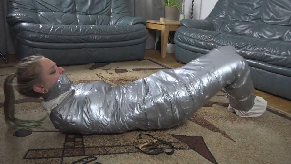 Violet Haze - Duct Tape Mummification Restricting Ropes站视频Violet Haze - Duct Tape Mummification<br><br>Violet被进行入室抢劫的罪犯木乃伊束缚<br><br><span style='color:#b0b0b0;'>[隐藏文字，购买后可见]</span>