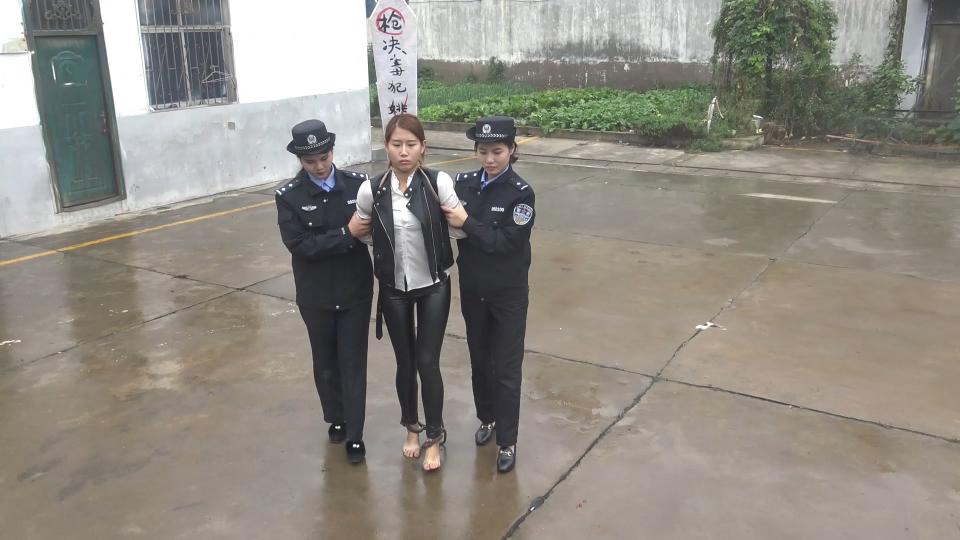 血百合 梨花雨站视频<br><br>女主角因携带违禁品被执法人员当场抓获，戴着手铐脚镣在狱中接受一系列的审问并对自己的罪行供认不讳，最终被五花大绑走向末路