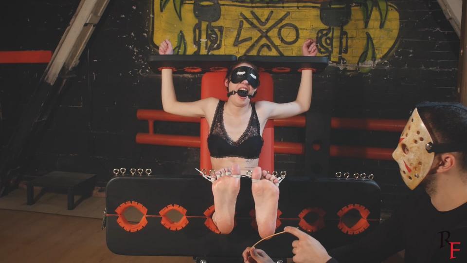 Yalta. Big feet tickling in stocks Tickling in Russia站视频Yalta. Big feet tickling in stocks<br><br>模特Yalta带着口球被tk<br><br><span style='color:#b0b0b0;'>[隐藏文字，购买后可见]</span>