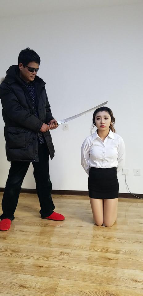 斩首女间谍小梅 片长6分钟，1080p全高清拍摄。女间谍被捉，多次审讯无果被处死刑“斩首”！简单剧情如下《女主画完妆（口红之类的）进来，穿白色衬衫，刽子手拿来透明一次性塑料杯，女主往杯子里吐出少许口水来用于提取dna，验明正身，（这部分镜头给特写），随后女主解开胸前扣子，将衣领下拉，露出脖子和肩膀。然后下跪，梳马尾辫。刽子手拿武士刀出来，女主身体前倾，脸与地面保持平行，伸直脖子（不要过分低头），刽子手站于女主身后（不要挡摄像头），将女主头发拨到一边，露出脖子，清理后颈背（这部分给脖子和侧面镜头特写，包括脸部），随后刽子手抚摸女主颈部，确认下刀位置，并把武士刀架在女主脖子中间（给侧面，颈部和脸部下方特写。），刀在脖子处停顿5s后举高，刀落下，结束。》