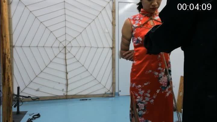 HD飞天原创：绳奴是怎样变成了刑奴，新年奉送特惠价 新年特价：男主人网名飞天，女奴网名丁丁，丁丁从小爱绳如命，从未接触刑奴类工具，这一次主人给了她最好福利，把她塞进只有0.9米高的铁笼子里边，把她悬空吊缚一小时之久.......<br><br>整个过程，捆绑、鞭打、电击、口球、重型脚镣、铁制脖卡等等调教类工具，想知内情，请进里面看结果。<br>定拍联系：qq272728243<br>