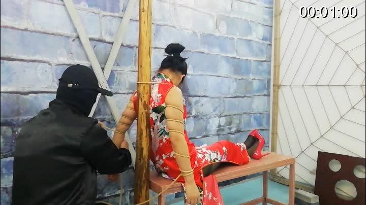 [Flying Studio] First Time On The Tiger Bench ©Flying Studio<br><br>Summary:<br><br>Most of the models heard about tiger bench, but never tried it before. The model in this video is definitely one of them. But she will not be one of them after everything happened today... For safety concerns, we did not put too much bricks under her feet, as more bricks than two definitely are going to cause more harms than entertainment values, so hopefully you guys can understand that. If you are interested in more videos from us, please make sure to follow!