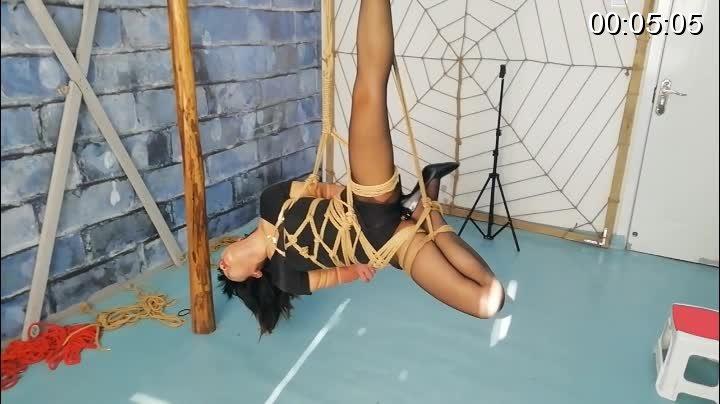 [Flying Studio] Meeting My Friend With Rope ©Flying Studio<br><br>Summary:<br><br>Ms. Yun's body is really suitable for all of the ropes on her body, but those ropes are actually pretty tightly restrain on her body. We decided to let her experience something new, since she has not tried a lot of suspension bondage positions, we realized that she probably needs to experience it sooner or later... Anyway, we are actually pretty satisfied about the final result of this video, hopefully you guys will enjoy it too.