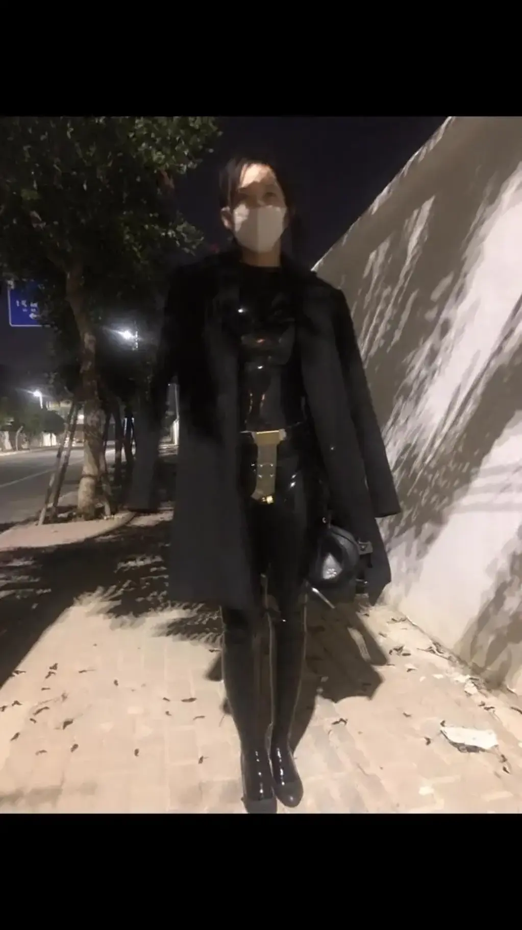 正片【051】胶衣贞操带户外篇[手动滑稽]+走动！拍摄途中有路人过来！紧张刺激！精彩不容错过！ 介绍：第一段：jori穿好紧身胶衣和长靴，赛好阴塞真的是太刺激了，这次是jori主动提出要塞进去。。。。<br>第二段：走到半路在车上jori脑洞大开，突然想ZW, 路旁时不时有过往的车辆和行人，锁着贞操的jori最后到底是怎么完成[手动滑稽]并且GC的？<br>第三段：jori[手动滑稽]完之后，当然要放到大街上去亮一亮，这时候jori的身体已经处于疲软状态，但是阴栓还是没有取出，强行让穿着高跟鞋的jori一步一步的走着，呻吟声，羞辱感随之而来。。。。<br><br>片名：【正片】jori莉原创【051】胶衣贞操带户外篇[手动滑稽] 走动！（超刺激！！）<br>另招泉州地区女M有意私聊：2657579931<br>