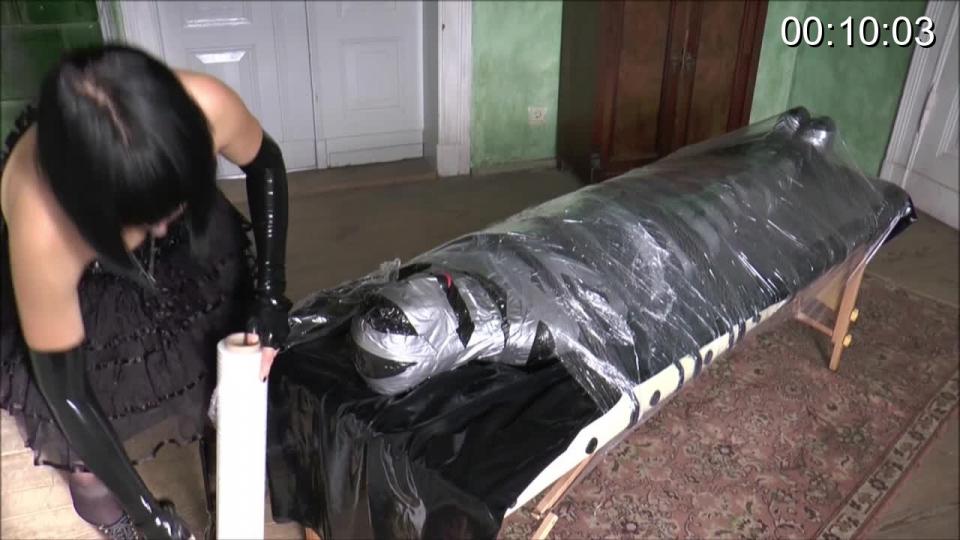 smother fun with slave in plastic <span style='color:#b0b0b0;'>[隐藏文字，购买后可见]</span><br><br>Smothering time! Since Amber is so nicely trapped, it would be a shame not to do some breath control on her... and as she's struggling heavily inside all that plastic, the sadist in me gets happier the harder Amber fights for air! Plastic bag, rubber hood, my bare hand, gas mask, ducttape... when it comes to smothering, I just can't get enough! (this is part 2 of the clip "multiple layers plastic wrapping on massage table") (HD quality 1280x720)