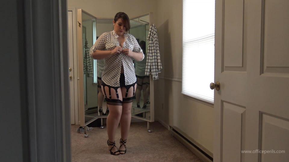 Elizabeth Andrews: Secretary in Peril 秘书危机-我的早晨就像每天早上一样开始。匆匆的淋浴让我可以苟延残喘，为工作做好准备。我在我的黑色内裤上滑了一条无缝连裤袜，当我把它们拉到弯曲的腿上时，陶醉在尼龙的柔软中。接下来，8扣吊袜带。我穿上了一双RHT Cervin丝袜，花了我的时间紧固每一个吊袜带。一旦我的吊袜带被固定，我就扣上了一双黑色系带露趾凉鞋。在穿衣之前，我涂上唇彩，然后走到镜子前欣赏我的身材。当我在三面镜子里看着自己时，一种被观看的感觉冲过来。当我穿上衬衫和紧身铅笔裙时，我告诉自己什么都没有。穿着整齐，我再一次看着我的形象，注意到了一些东西，没有人在我身后。在我采取行动之前，我变得无言以对。他用一只大手紧贴着我的嘴，低声尖叫。他把我拉到床边，可怕的想法滑进了我的脑海。<br>当我抗议他时，他从口袋里掏出一根绳子。他把我的手臂绑在身后，然后用一块布和胶带让我沉默。当我挣扎着对抗他的绑定时，他不断向我的身体添加越来越多的绳子。我在嘴巴的堵嘴后喊道，但没有人来救我。不久，他让我在自己的床上徘徊。他摸索着我的身体，露出我的乳房，抬起我的裙子让我的吊袜带露出来。他坐在那里看着我，因为我疯狂地努力试图逃避我的关系，但无济于事。<br>他最终把我留在了那里并且被堵塞了，我的未来依靠那些在工作中注意到我当天失踪的人。<br>My morning started out like every morning does. A hurried shower so that I could linger getting ready for work. I slipped a pair of seamless pantyhose over my black panties, reveling in the softness of the nylon as I pulled them up my curvy legs. Next, the 8 buckle garter belt. I slipped on a pair of RHT Cervin stockings and took my time fastening each one of the garters. Once my garters were fastened, I buckled a pair of black strappy open toe sandals. Before getting dressed, I applied my lip gloss and walked over to the mirror to admire my figure. As I looked at myself in the three-way mirror a feeling of being watched rushed over me. It's nothing I told myself as I slipped into my blouse and tight pencil skirt. Fully dressed I looked at my image one more time and noticed something, no someone behind me. Before I could make a move, I was rendered speechless. He pressed his large hand against my mouth muffling my scream. He pulled me toward the bed and awful thoughts slithered into my head. <br>He pulled a piece of rope out of his pocket as I protested against him. He bound my arms behind me before rendering me silent with a piece of cloth and tape. He kept adding more and more rope to my body as I struggled against his bindings. I yelled behind the mouth stifling gag but no one came to my rescue. Soon he had me hogtied on my own bed. He groped my body, exposed my breasts, and lifted my skirt up so my garters were showing. He sat there and watched me as I furiously struggled to try and escape my bonds, but to no avail. <br>He eventually left me there bound and gagged, my future relying on those at work to notice that I was missing for the day.<br><span style='color:#b0b0b0;'>[隐藏文字，购买后可见]</span>