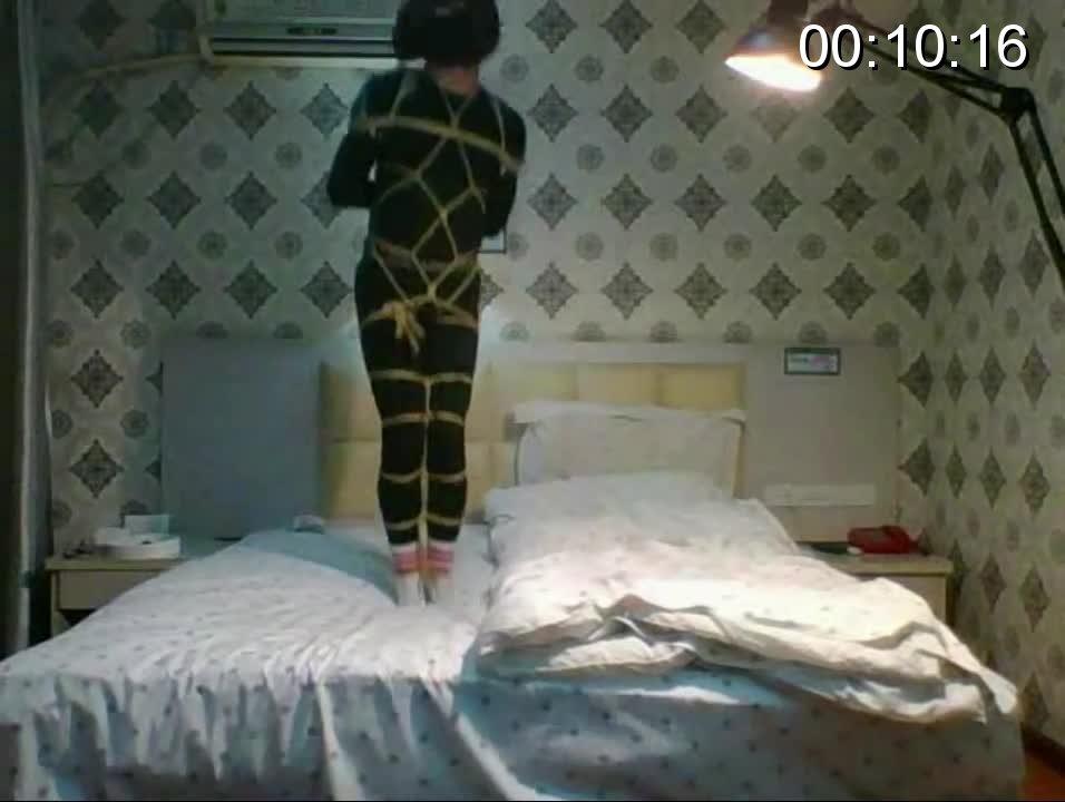 【伪娘诺诺】一次比较成功的日式自缚 还是和上个视频一样的背景，黑色紧身衣的龟甲日式自缚。对于这次自缚的完成还是比较满意的，整体绑得比较美观，效果接近被他人捆绑的效果，松紧度刚刚好，最后挣脱的过程也费了一点力。增加了一些捆绑的过程来凑视频时长，也加了一些纯音乐做BGM，这次视频里的声音截取的是西方模特Alex的moaning，希望大家喜欢~~<br><br>下一部发的视频应该会换一顶长款的假发，大家如果有什么建议的话都可以私信我，条件允许的话我会尽力去尝试~谢谢支持！