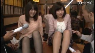 羞恥！彼氏連れ素人娘をマシンバイブでこっそり攻めまくれ！　３　素人ＶＳマシンバイブ　激安居酒屋にマジックミラー特設スタジオを設置　剛毛変態姉妹編 在东京都内某激安居酒馆用谎言骗女性宣传活动，引诱进魔术镜特设艺术家工作室!之后就是金钱和说话技巧，喝醉酒的话女孩子们的防御一口气也下降，一旦跨上机器就马上振动不让女性停下来。用爆炸性的玩具粉碎羞耻心，即使有男朋友也没关系，那样的话就悄悄插入。