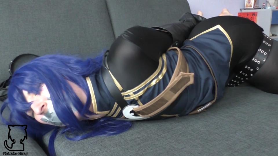 Lucina Time Travel Original English:<br>Damsel: Lucina<br><br>The model is over 21. Dont post or upload our video some where else or we´ll go for legal consequences!<br><br>Lucina is on her Quest to save her father! She's searching for the Magic portal to travel to the past, but the didnt know a strange thief got other plans for her... And she'll end up in another time period then expected!<br><br>Video includes: On screen kidnapping, on screen gagging, on screen tieing, tapegag, stuffgag, car kidnapping, leather bondage, beltbondage, leather armbinder, leather hood, hogtie, knock out, struggling, moaning, fighting action, strickt bondage, barefeet, take of socks<br><br>Video Length: 17 Minutes<br>Or take a look at our Deviantart page! https://www.deviantart.com/natsuko-hiragi<br><br>Chinese:<br>少女：卢西娜<br><br>该模型已超过21。不要在其他地方发布或上传我们的视频，否则我们将采取法律后果！<br><br>Lucina正在她的任务中拯救她的父亲！她正在寻找魔术门户去过去，但是不知道一个奇怪的小偷为她做了其他计划......而且她会在另一个时期结束，然后期待！<br><br>视频包括：屏幕绑架，屏幕噱头，屏幕绑扎，tapegag，stuffgag，汽车绑架，皮革束缚，腰带，皮革臂章，皮革罩，hogtie，敲门，挣扎，呻吟，战斗行动，严格束缚，赤脚，拿袜子<br><br>视频时长：17分钟<br>或者看看我们的Deviantart页面！ https://www.deviantart.com/natsuko-hiragi