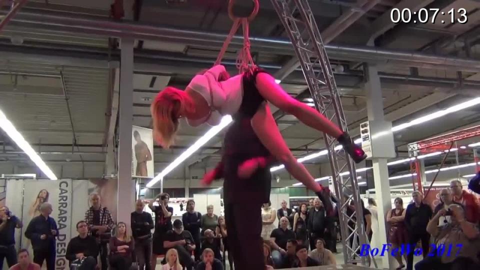 Maestro BD und der dunkelblonde Engel Maestro BD und der dunkelblonde Engel<br> 2017  Bondage Fetish World 现场表演<br><br>绳师 Kommt <br>捆绑表演 女模身材很棒 最后还有狗爬时特写<br>