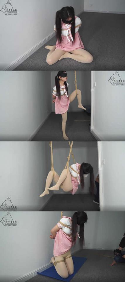 【多多洛绳艺摄影】大二学妹吊缚打PP 【多多洛绳艺摄影】<br>QQ：1095311255<br>多多洛原创出品。本次捆绑主要是吊缚&单脚吊缚&挠痒痒。妹子为大二学妹，耐力很好，吊缚起来很长一段时间都可以，已成为固定模特，每个作品都很不错，是一部值得期待的作品。<br>注：网盘为1080P高清版<br>模特：小星<br>视频分辨率：720p