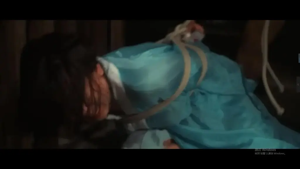 网络电影  绳与肌 団鬼六：绳与肌<br>主演：未向  佐藤幹雄  山口真里  綱島渉  小泉充裕  吉川けんじ  小野孝弘  下元史朗  <br>状态：类型：剧情片<br>年份：2005导演：仰木豊  <br>语言：日语<br>更新：2018/1/25 12:39:11<br><br>影片介绍<br>昭和初期，在一个赌场里，赌博师绯樱组的阿驹引退庆祝宴会正在进行。期间，阿驹踢爆了赌博师弁天组阿房的骗人伎俩。并且激怒了带阿房来的石岗的老大，赌场内弥漫着危险的气氛。阿榊的老大出现并平息了将要发生的恶斗。在宴会的最后，阿驹和建三结婚组建新新家庭。但是石岗对他怀恨在心，阿驹遭到了石岗手下的袭击，建三被杀害了。这样过了两年，石岗一家旁若无人，肆无忌惮继续胡作非为，阿榊也被卷入了纠纷并遭人杀害。阿榊的女儿雪代所开的小饭店，也遭到了石岗一家的袭击。离开两年归来的阿驹，为了帮助雪代，开始在赌场工作。不久，阿驹见到了以前照顾过阿驹的花井勇太郎。<br>