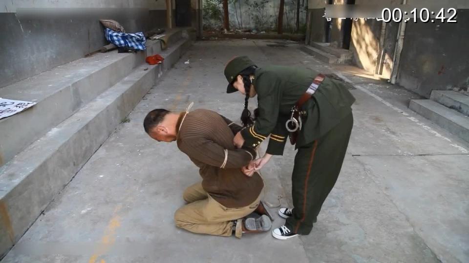 DXDYSH007凋谢的罂粟花 警花抓捕审讯囚犯 标题  DXDYSH007凋谢的罂粟花 警花抓捕审讯囚犯_<br>创作  凋谢的罂粟花 <br>剧情  凋谢的罂粟花 作品。很不错的女警审讯男犯的故事。希望大家喜欢。