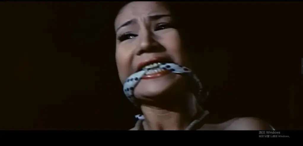网络电影  供品夫人（片子有些老，但捆绑调教画面很多，而且很精彩） 供品夫人<br>上映：1974年状态：DVD[日语中字]<br>类型：剧情片 导演：小沼胜<br>主演：谷奈绪美  坂本长利  影山英俊    <br>地区：日本 语言：日语<br>更新日期：2016-09-30 20:34<br>剧情：爱情 剧情 SM 情色  <br>ad位<br>[片长:71分钟]温柔贤良的池永秋子（谷ナオミ 饰）心中藏着不堪回首的过去。她的丈夫国贞（坂本長利 饰）曾因猥亵少女而受到警方通缉，从此逃跑不知去向。数年后，秋子偶然在街上看见带着一个小女孩旅行的国贞，在祭奠亡母的时候，她被藏匿墓地的丈夫绑架。<br>