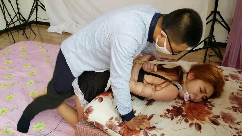 学生妹的末日 一往情深工作室定拍作品，小梅被色魔劫持入房，遭到紧缚调教。。色魔垂涎小梅美色，疯狂凌辱她！美女小梅激情演绎，剧情精彩犹如亲临！